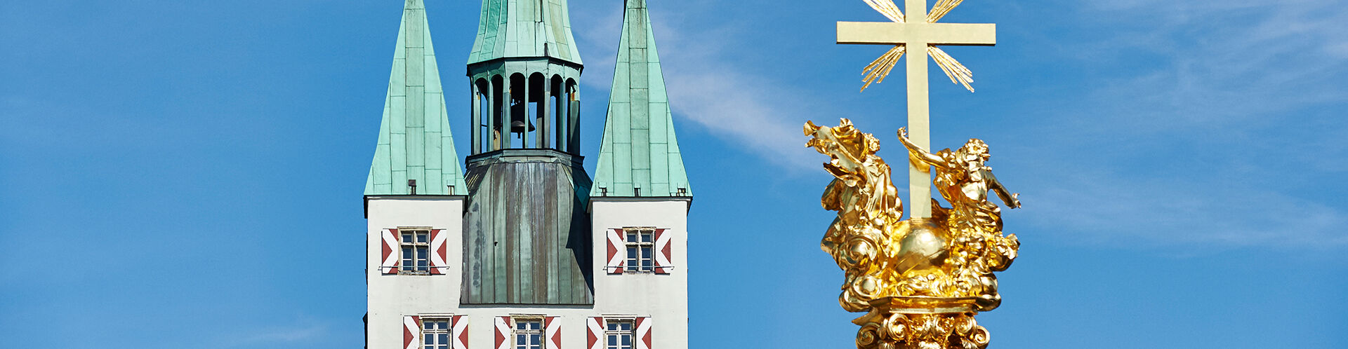 Straubinger Stadtturm mit Dreifaltigkeitssäule im Vordergrund