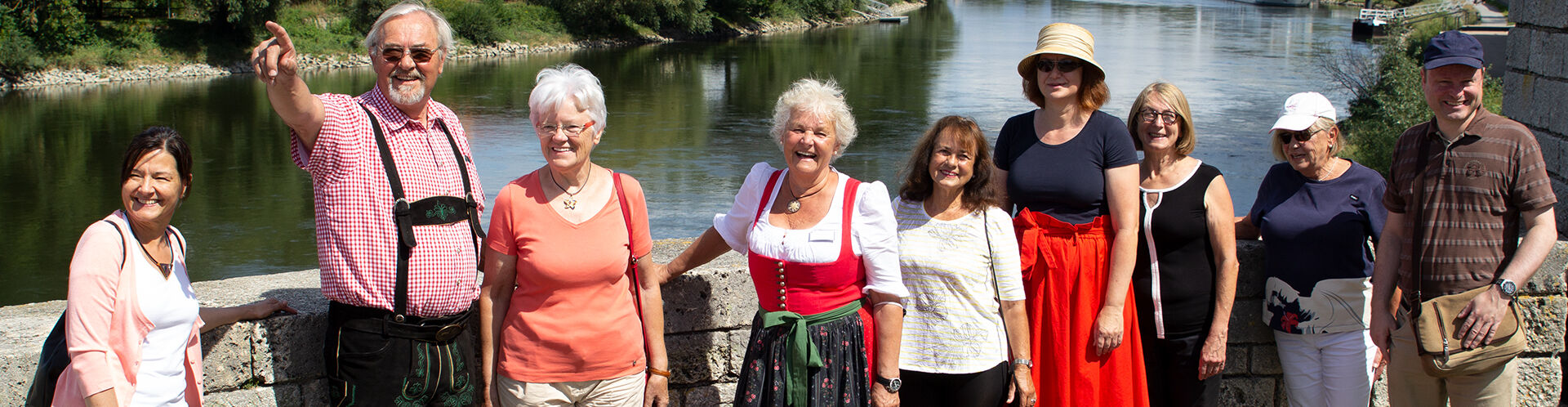 Gruppenbild der Straubinger Stadtführer vor der Donau