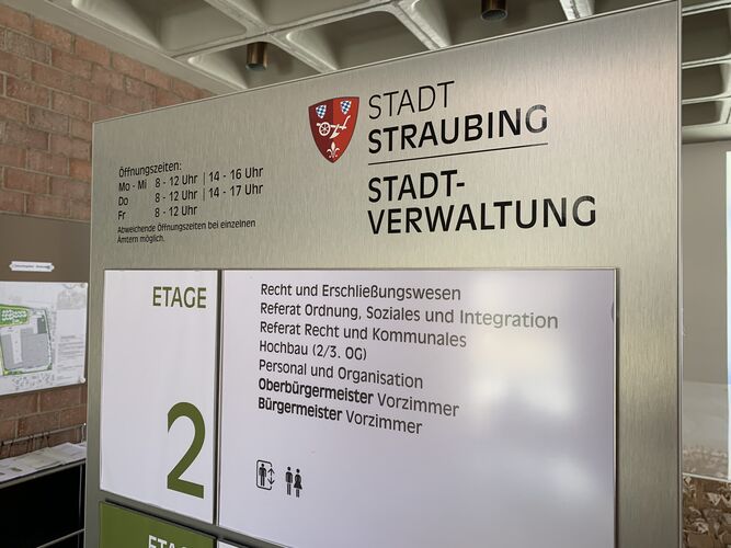 Verwaltungswegweiser im Straubinger Rathaus