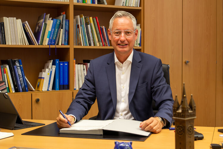 Oberbürgermeister Markus Pannermayr an seinem Schreibtisch