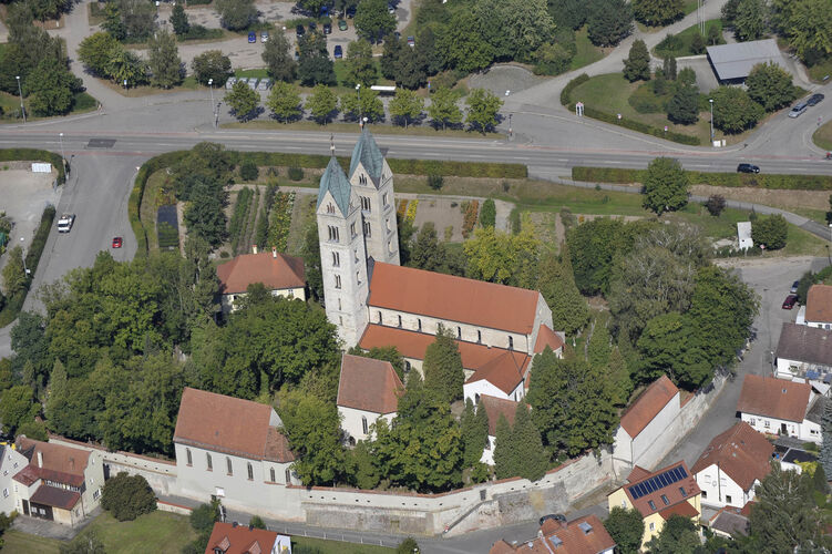 Die Straubinger Basilika St. Peter mit historischer Friedhofsanlage - Fotostudio Bernhard