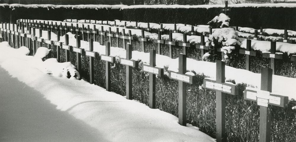 Ehrenfeld mit Gräbern der Luftangriffsopfer, 1960er Jahre (Foto Josef Berger, Stadtarchiv Straubing)