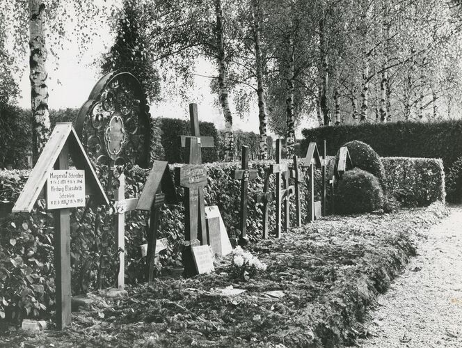 Ehrenfeld mit Gräbern der Luftangriffsopfer, 1960er Jahre (Foto Josef Berger, Stadtarchiv Straubing)