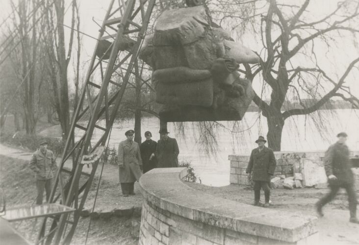 Aufstellung der Adlerplastik am 28. Dezember 1954 (Stadtarchiv Straubing Allgemeine Fotosammlung 110-30/1/2/2/5)