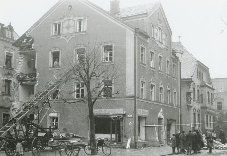 Ecke Stadtgraben/Wittelsbacher Straße nach dem Luftangriff v. 5.2.1945: Hier starben 11 Menschen im Keller. (Stadtarchiv Straubing Foto Hanns Rohrmayr 4758)
