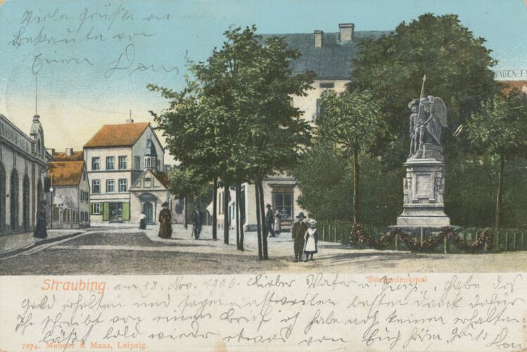Blick auf Bürgerdenkmal und Wieskapelle (1756 errichtet), Postkarte um 1905 (Stadtarchiv Straubing Postkartensammlung 1461)